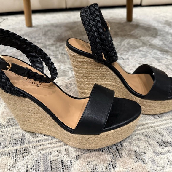 Journee Collection Black and Tan Wedge Sandals - Picture 2 of 6